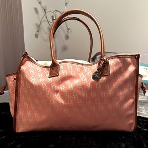 Dooney and Bourke large tote in pink!